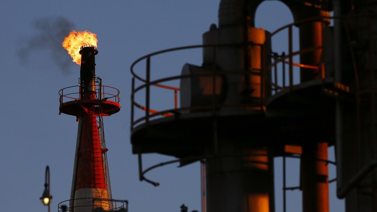 El petróleo escarba en sus precios más bajos desde 2009 y ya cae un 10% en 2015
