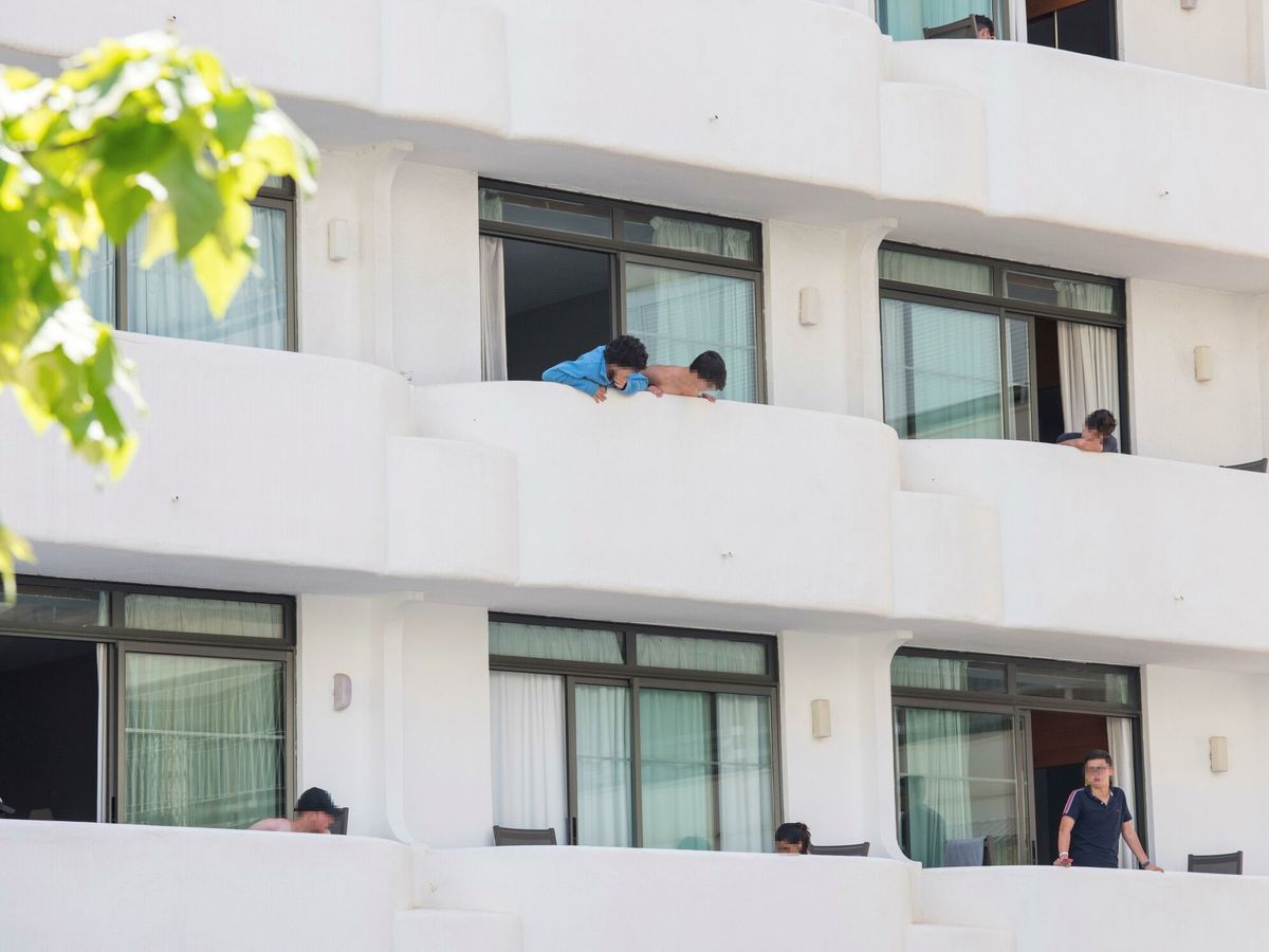 Foto: Jóvenes que permanece en aislamiento en el hotel Palma Bellver de Palma. (EFE) 