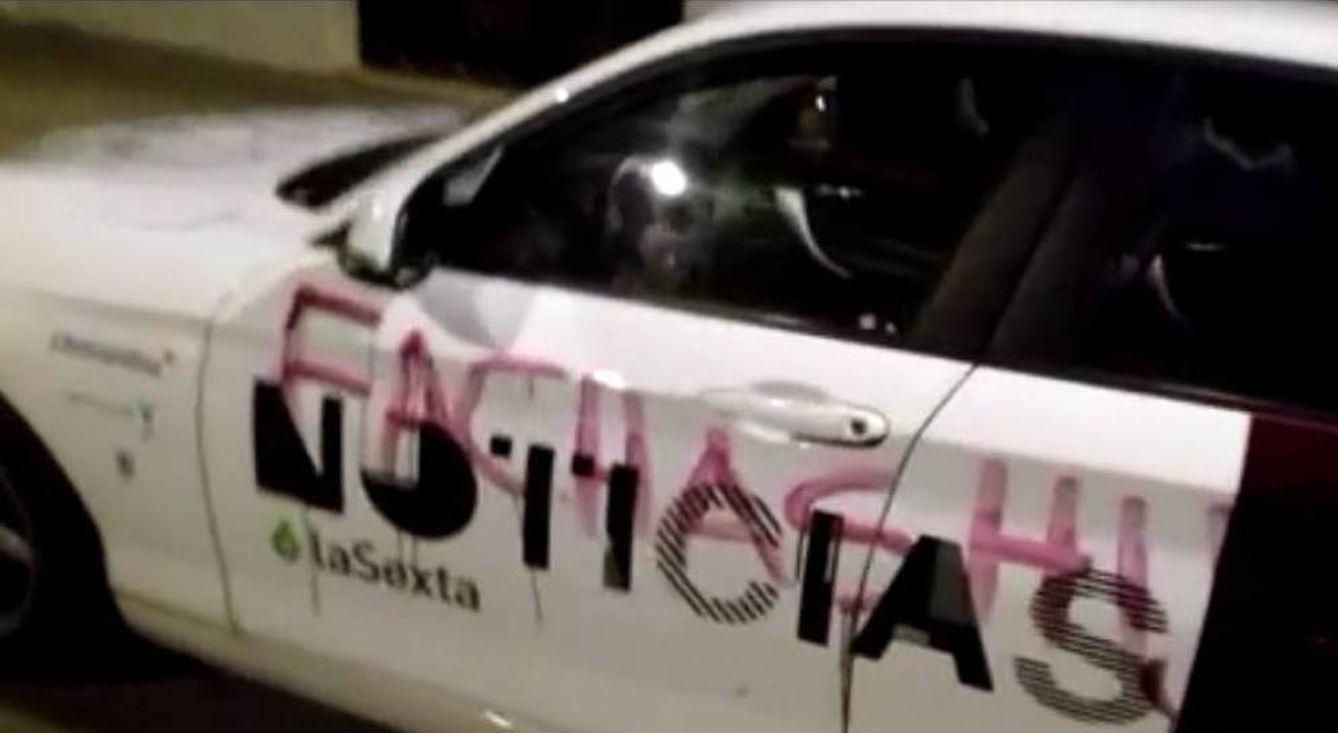 Vehículo de La Sexta, atacado con pintura en Cataluña. (Atresmedia)