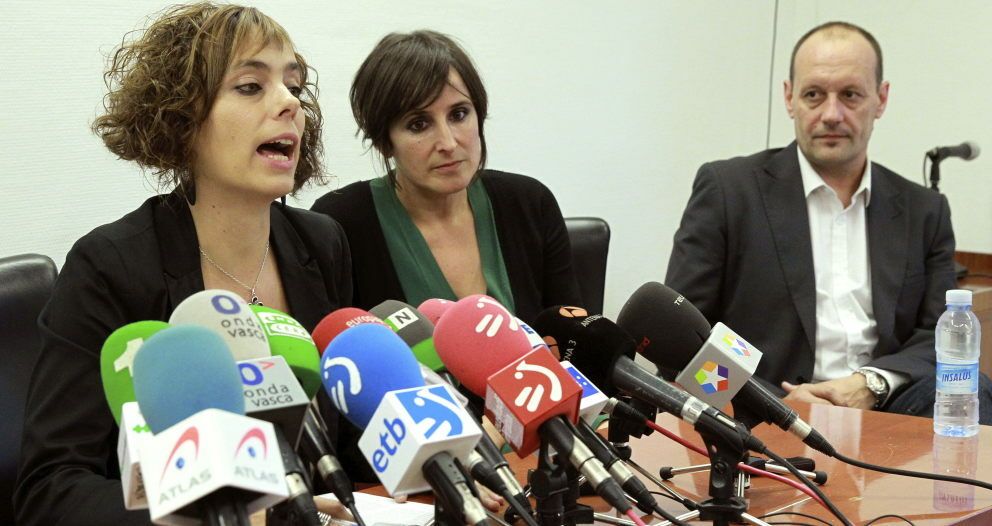 Los abogados Amaia Izko (i), Ainhoa Baglietto (c) y Alfonso Zenón (d), entre otros abogados de la etarra Inés del Río. (EFE)