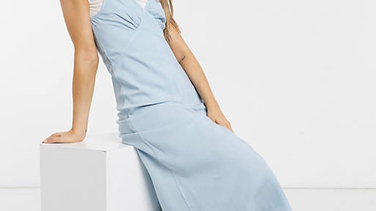 Así se combina este vestido azul de Asos para un look casual-chic