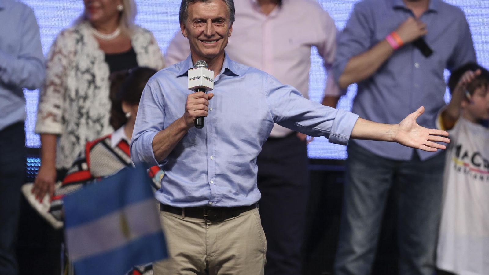 Foto: El líder de Cambiemos, Mauricio Macri, saluda a sus seguidores tras ganar la segunda vuelta de las elecciones presidenciales en Argentina. (EFE)