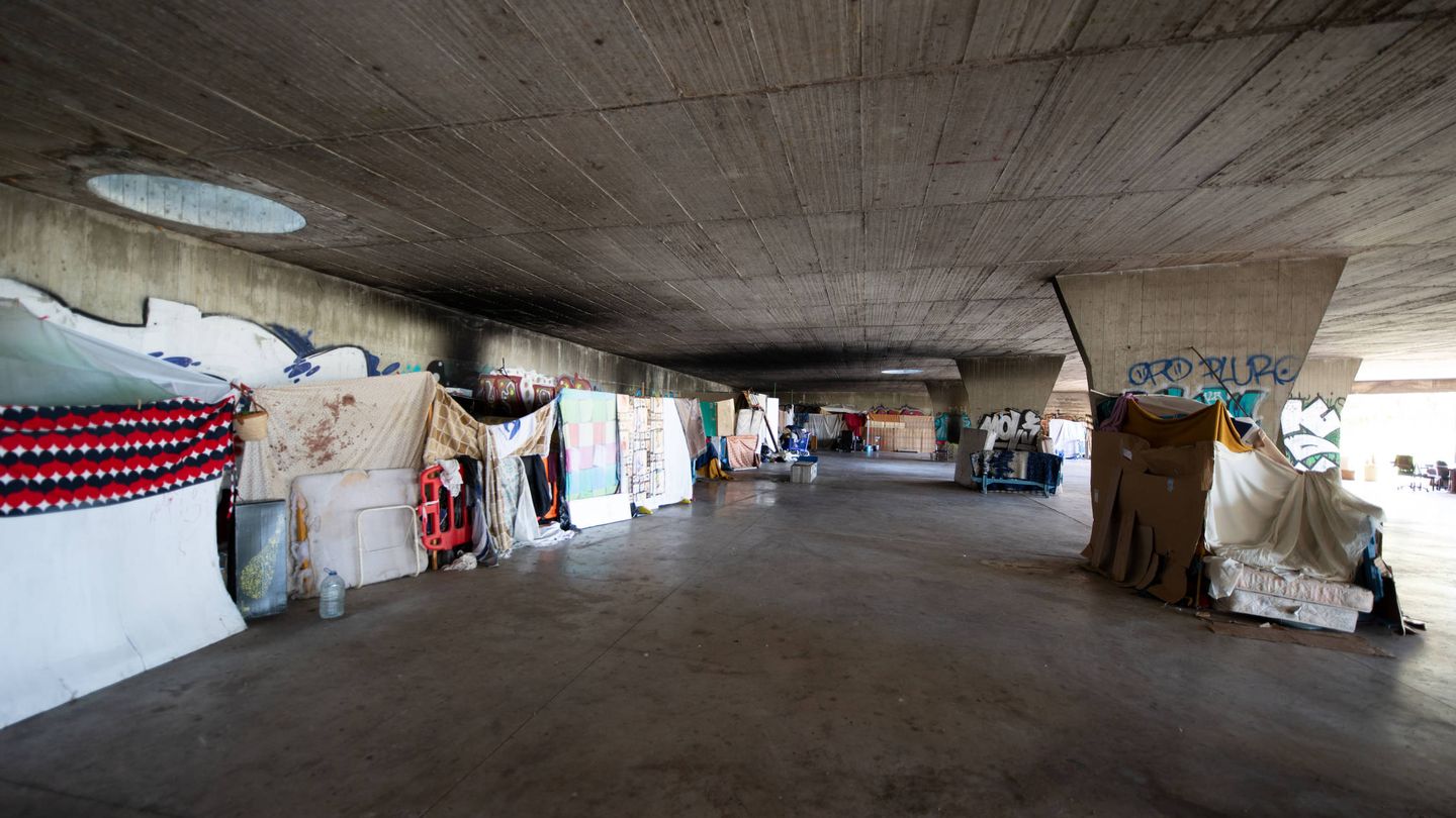 Unas 50 personas viven en el subterráneo del parque de los Ceibos de Palma. (D. B.)