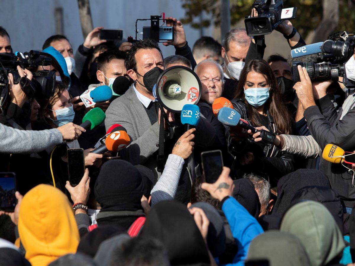 Foto: El alcalde de Cádiz, en la huelga del metal. (EFE/Román Ríos)
