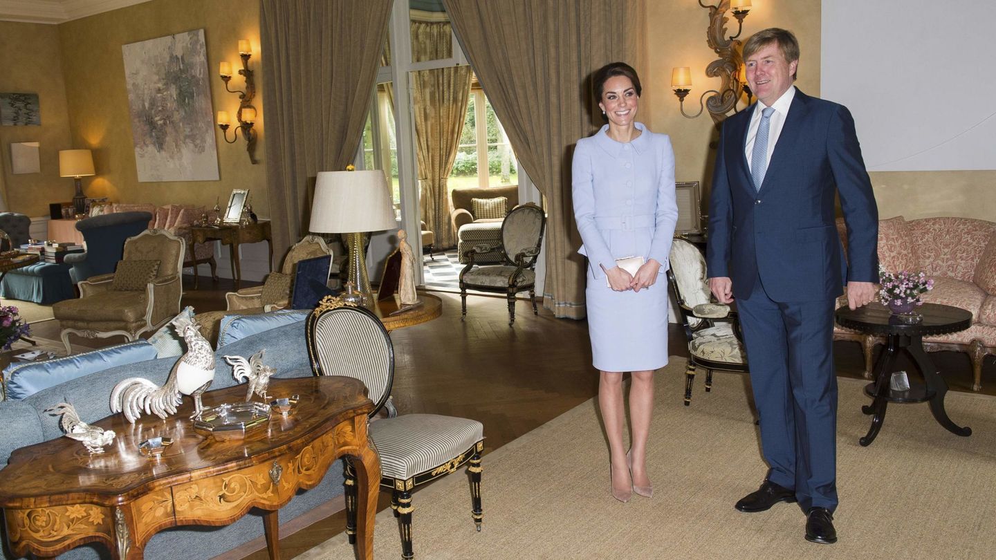 El rey junto a Kate Middleton en el salón de Villa Eikenhorst. (Reuters)