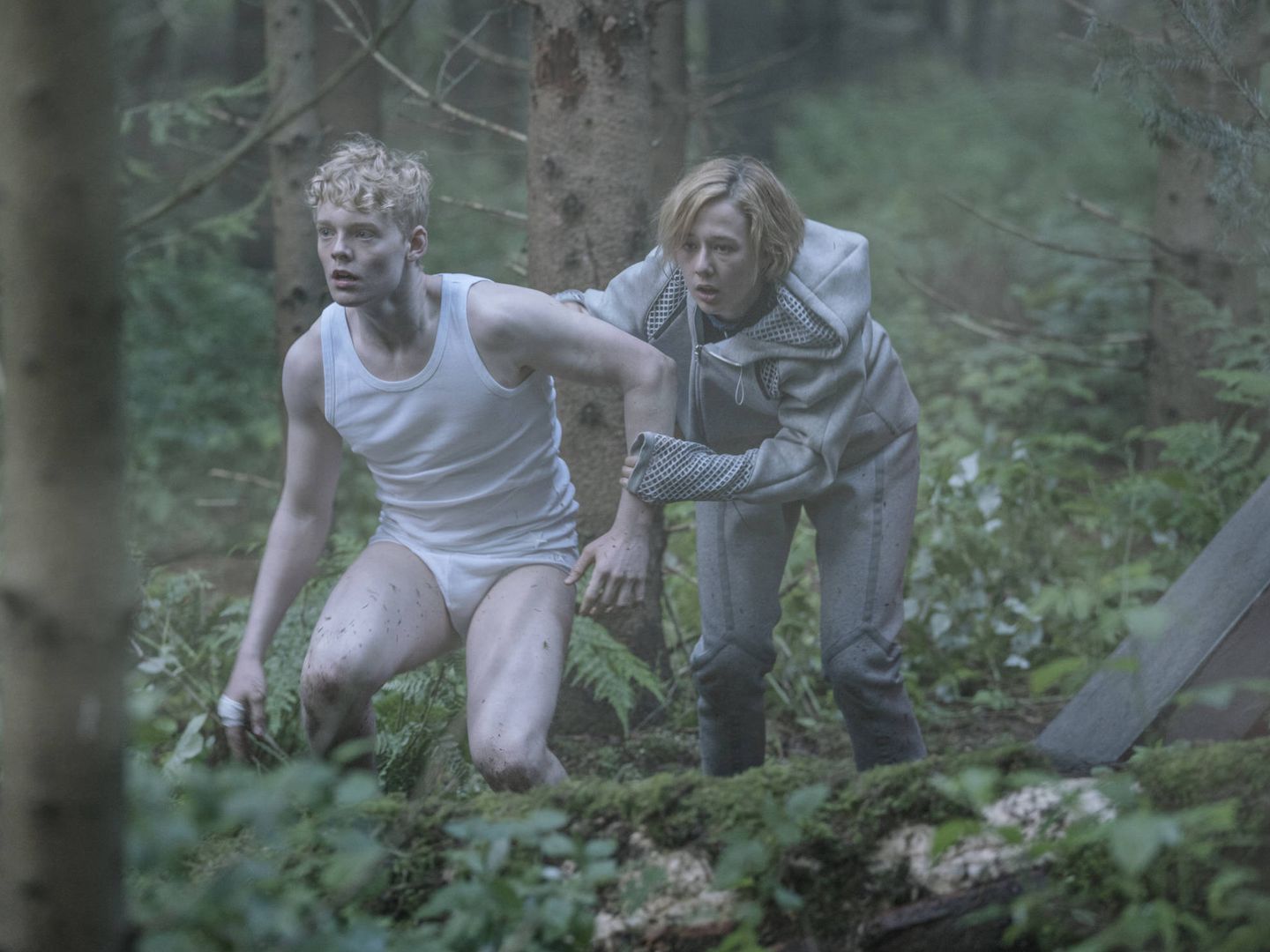 Los hermanos protagonistas, Rasmus y Simone, tras verse forzados a abandonar el búnker. (Netflix)