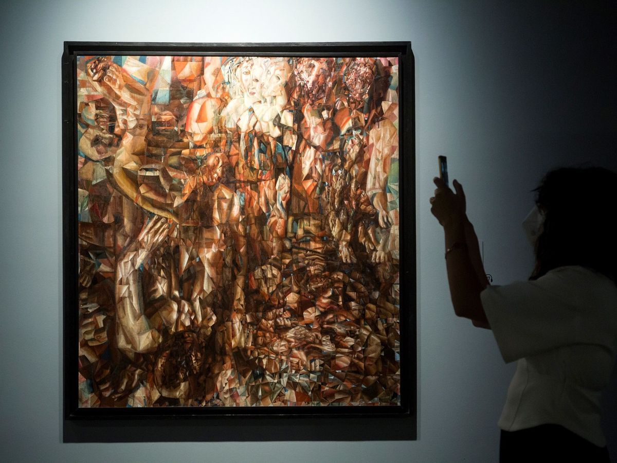 Foto: Una persona observa una de las obras expuesta en el Museo Ruso de Málaga. (EFE/Daniel Pérez)