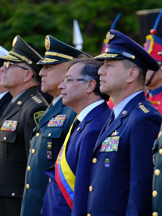Gustavo Petro, durante el reconocimiento de la cúpula militar en Casa de Nariño. (EFE/Presidencia de Colombia)