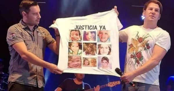 Foto: Andy y Lucas muestran una camiseta con la imagen de los niños asesinados durante un concierto (Foto difundida por los padres de Gabriel)