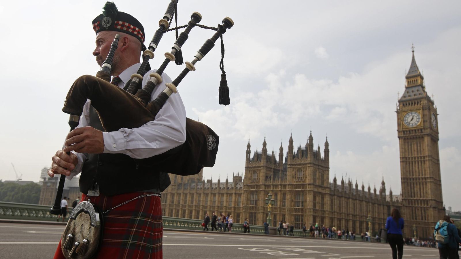 Foto: Un gaitero escocés ante el Parlamento británico, en el Palacio de Westminster, Londres. (Reuters) 