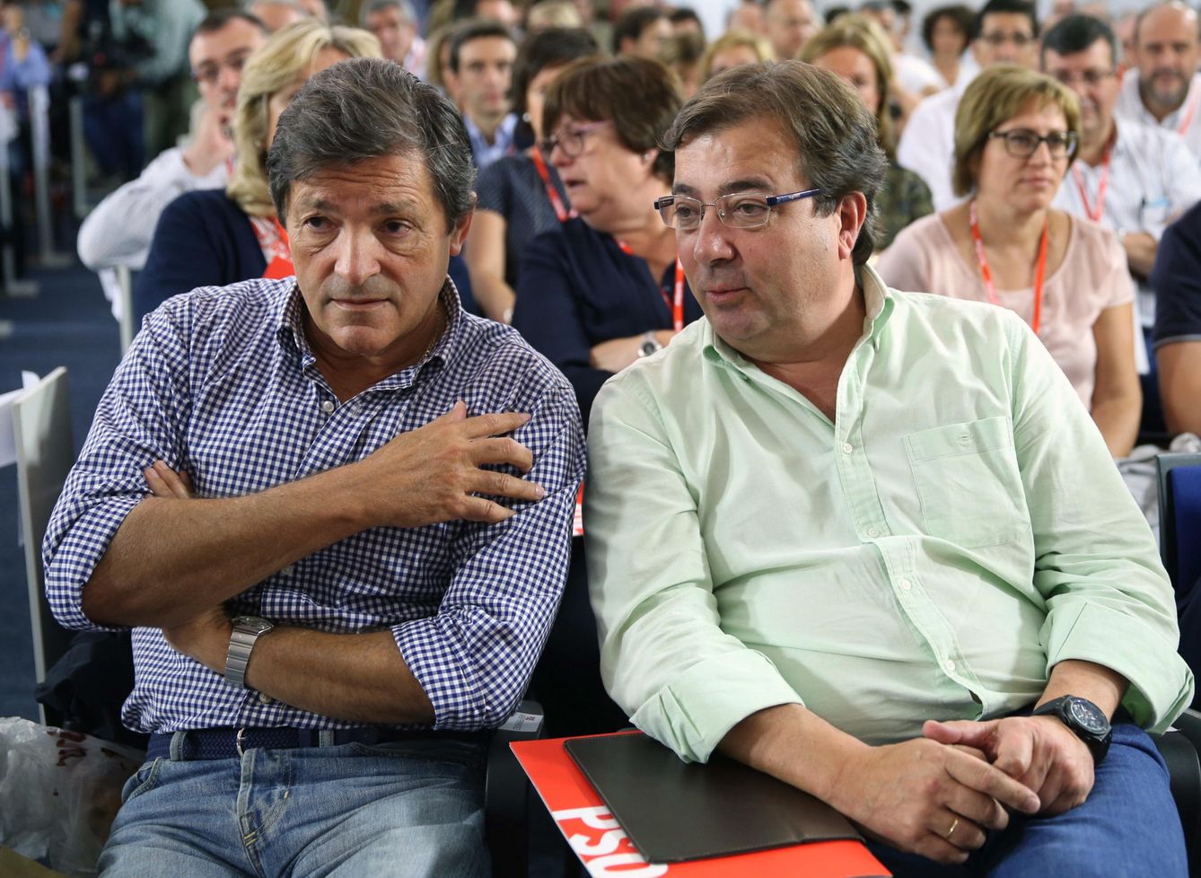Javier Fernández (Asturias) y Guillermo Fernández Vara (Extremadura) en un comité federal del PSOE. (EFE)