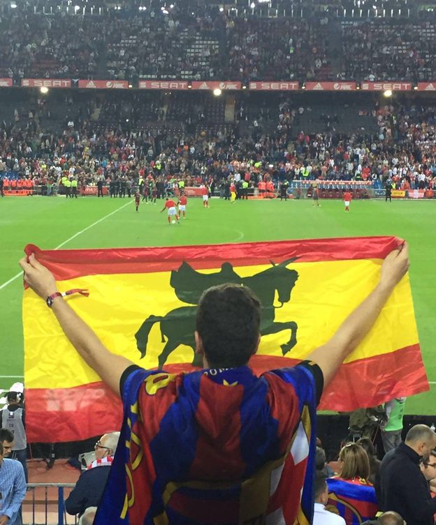 Foto: Un aficionado enfundado en una bandera del Barça, exhibe otra española en el Calderón.