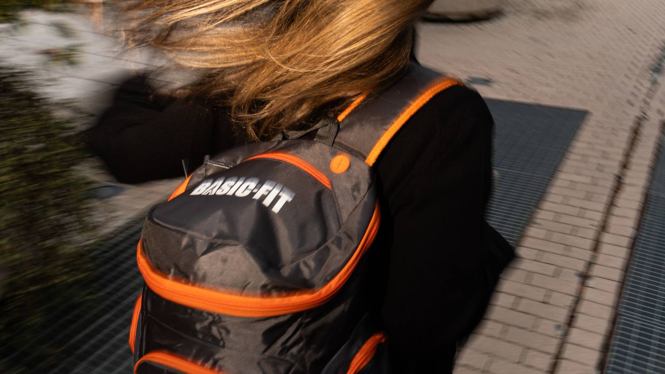 Foto: Una usuaria de la mochila Basic-Fit (pero no necesariamente del gimnasio Basic-Fit). (Foto: Sergio Beleña)
