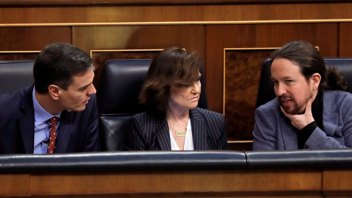 El presidente, Pedro Sánchez, conversa con los vicepresidentes Carmen Calvo y Pablo Iglesias, el pasado 27 de febrero en el Congreso. (EFE)
