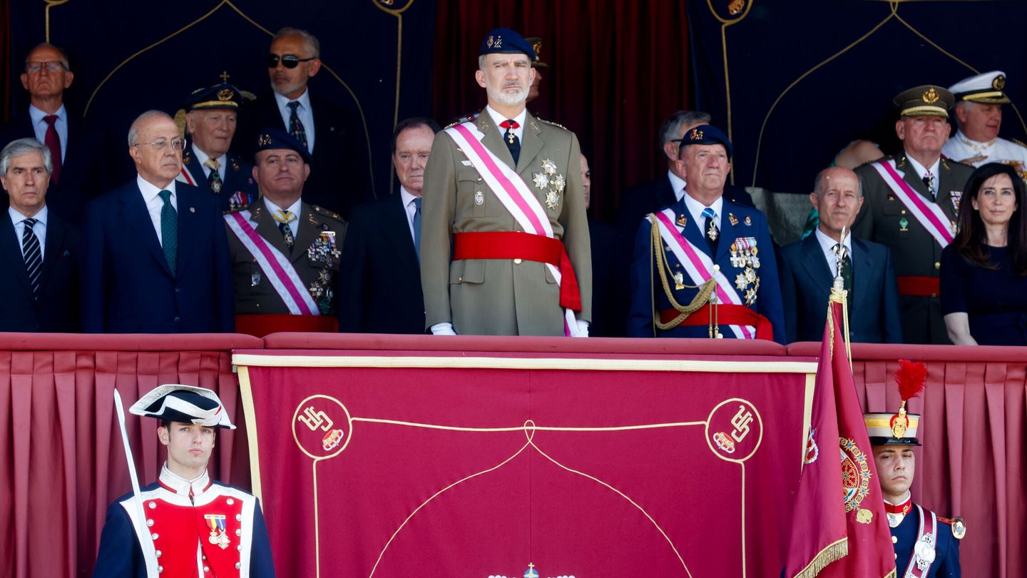 MADRID, 16 06 2023.- El rey Felipe VI preside el acto de juramento o promesa ante la bandera de España de personal civil este viernes en el cuartel de la Guardia Real 