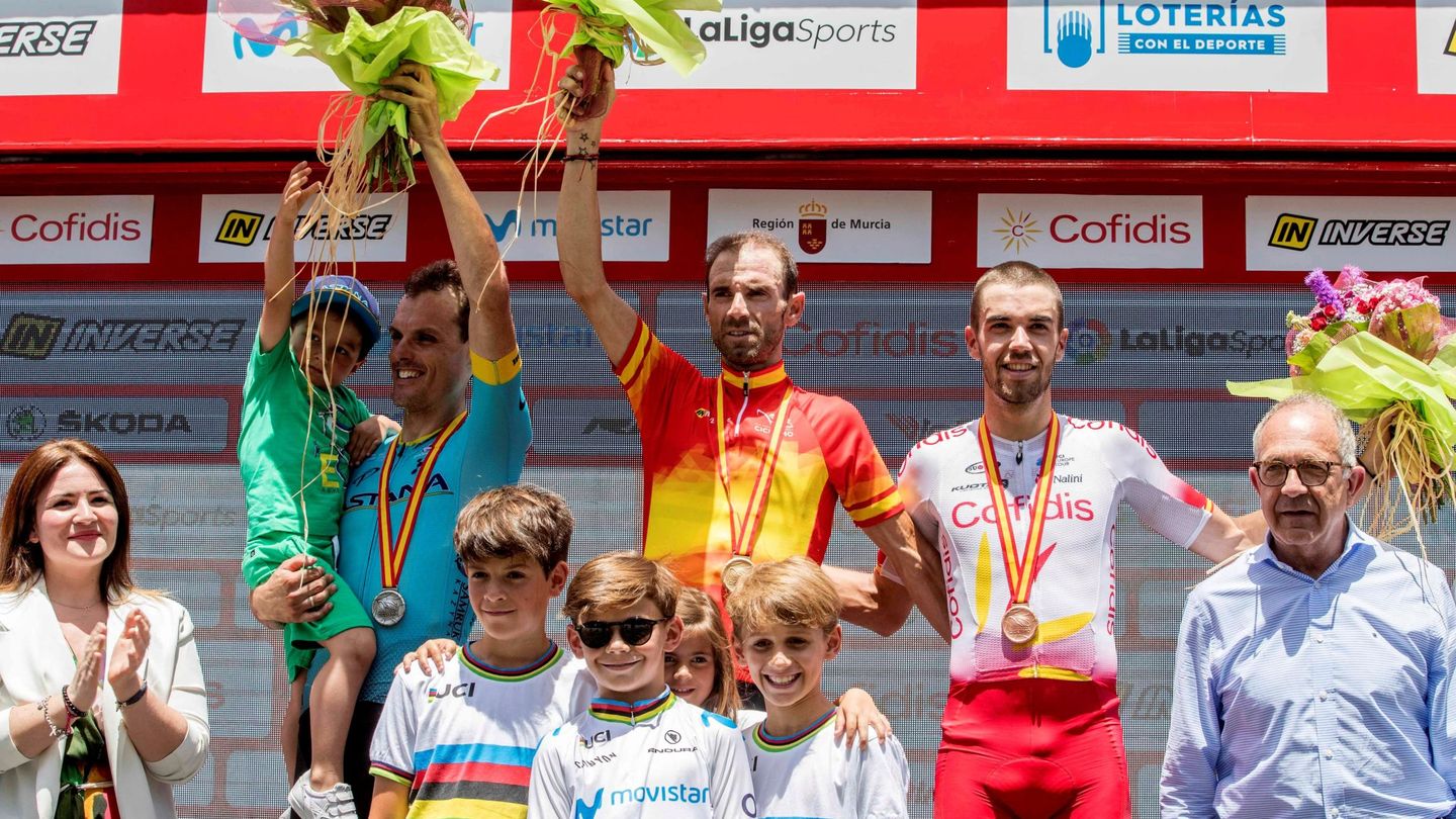 Valverde, con el maillot de campeón de España junto a 'Luisle' (i) y Herrada (d)