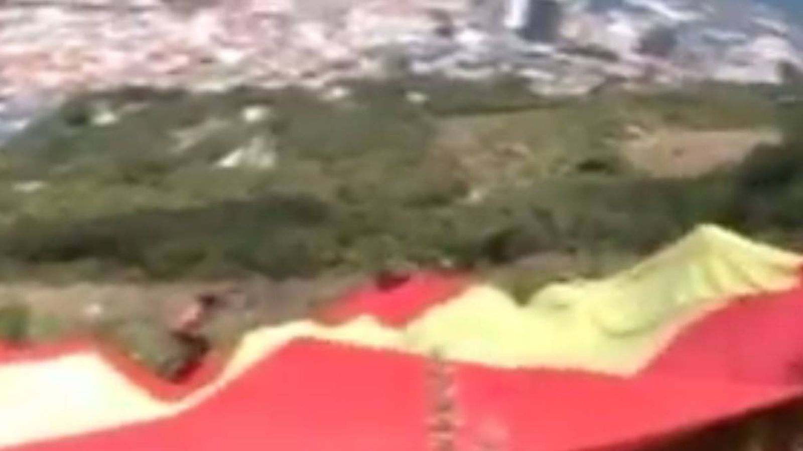 Foto: Fotograma del vídeo donde se ve cómo despliegan la bandera. 