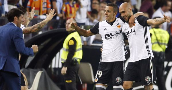Foto: Zaza y Rodrigo celebran un gol junto a Marcelino. (EFE)