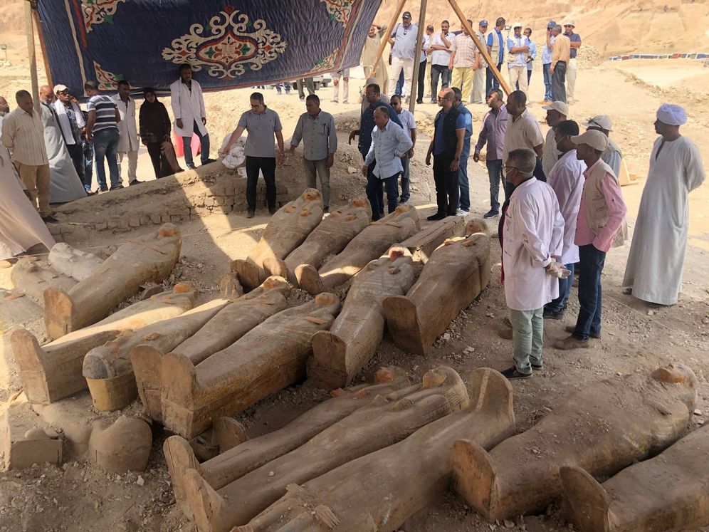 Foto: Los sarcófagos se encontraban colocados en dos filas, unos cruzados sobre otros (Foto: Ministerio de Arqueología de Egipto)