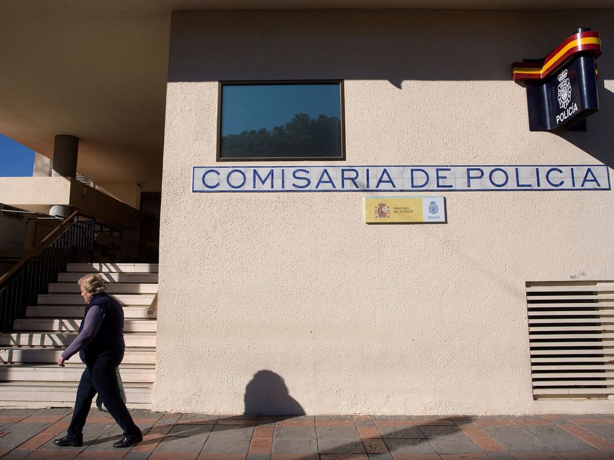 Foto: Fachada de la Comisaría de Fuengirola, adonde fue trasladado el prófugo. (EFE)