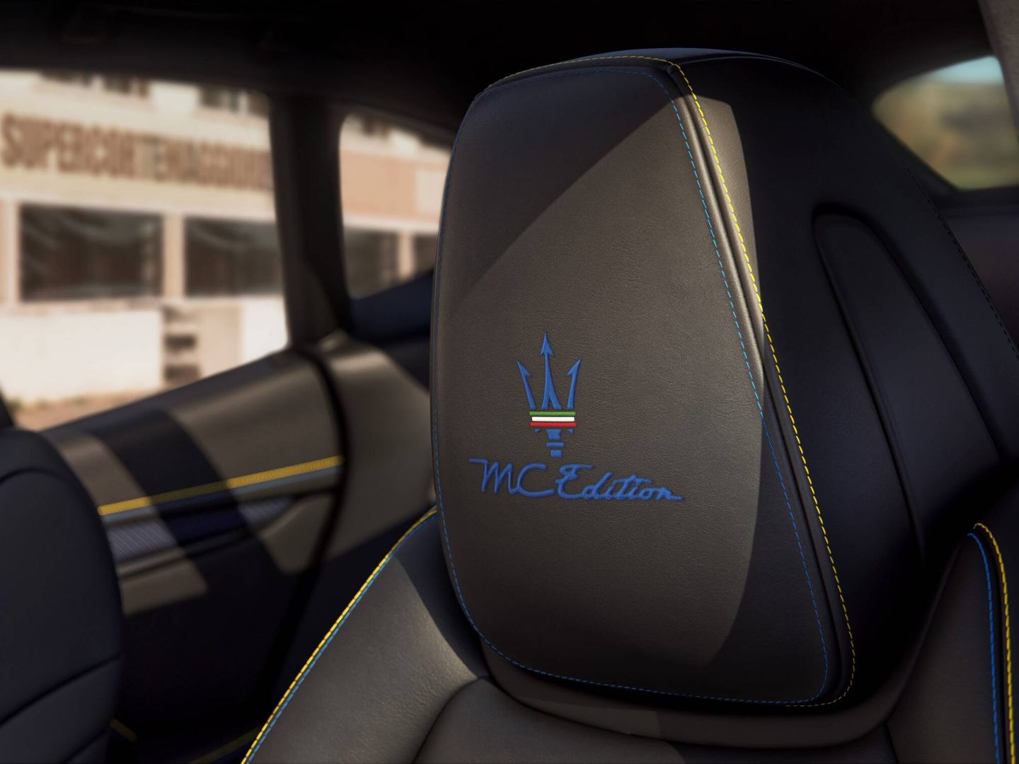 Los reposacabezas de los MC Edition lucen el nombre de la serie especial y el emblema de la marca.