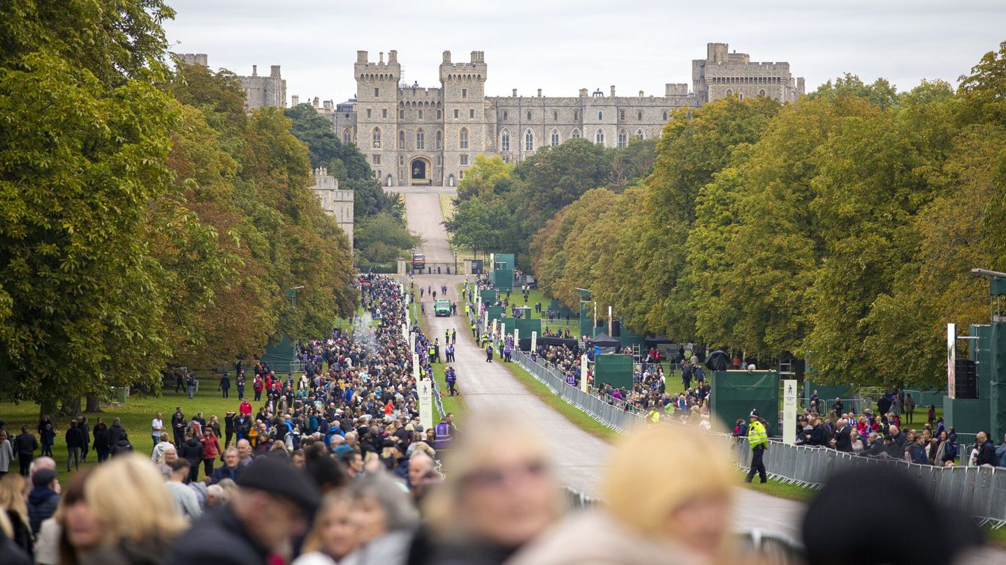 Una multitud se concentra en torno al castillo de Windsor. (EFE/EPA/Jon Rowley)