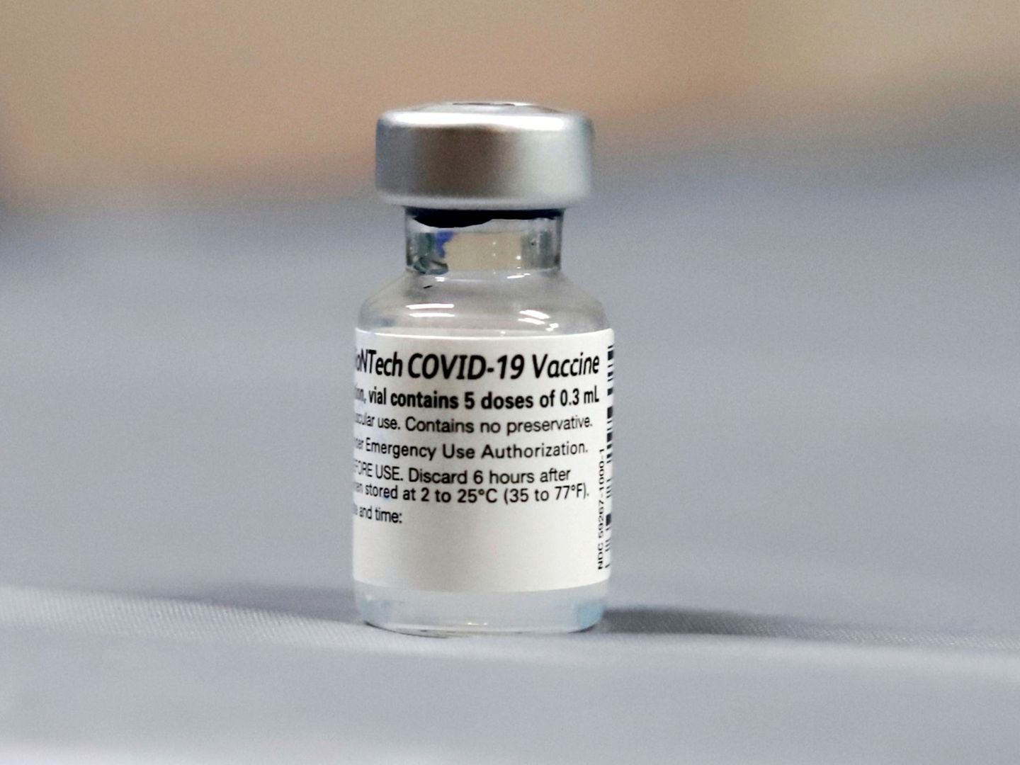 Vista de un recipiente de la vacuna de los laboratorios Pfizer BioNTech. (EFE) 
