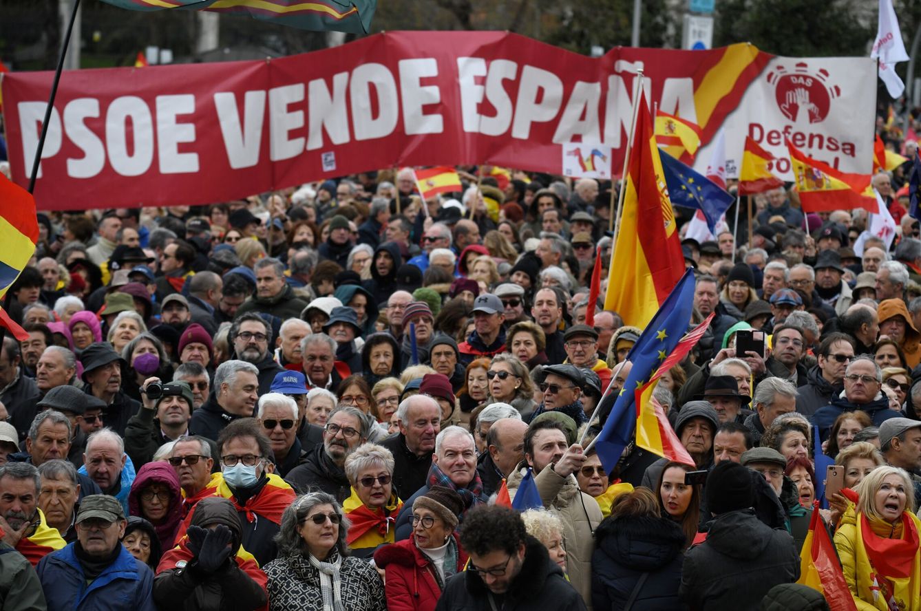 Manifestantes contra la amnistía este sábado en Madrid. (Europa Press/Fernando Sánchez) 
