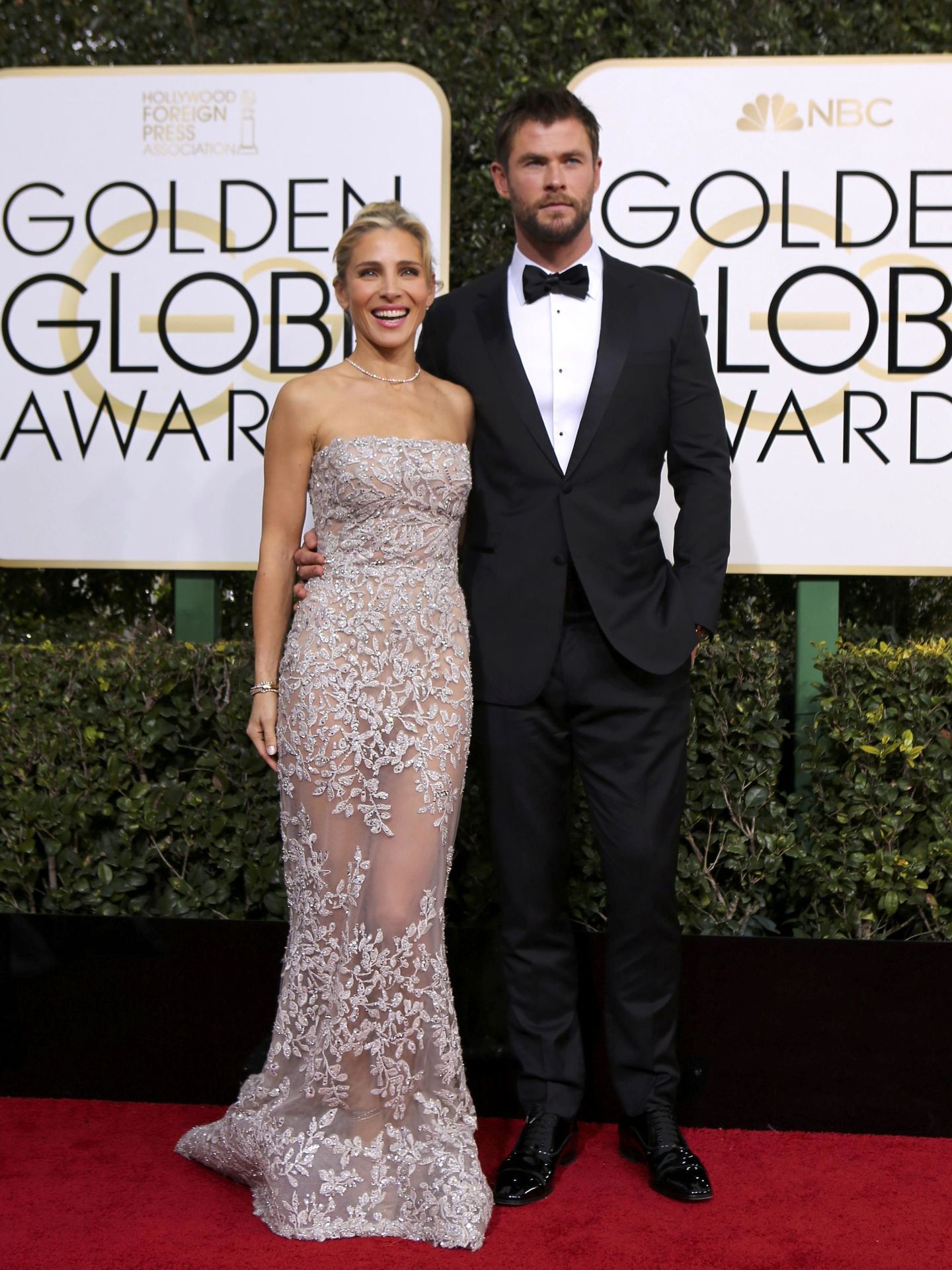 Elsa Pataky y Chris Hemsworth, en los Globos de Oro de 2017. (Reuters/Mike Blake)