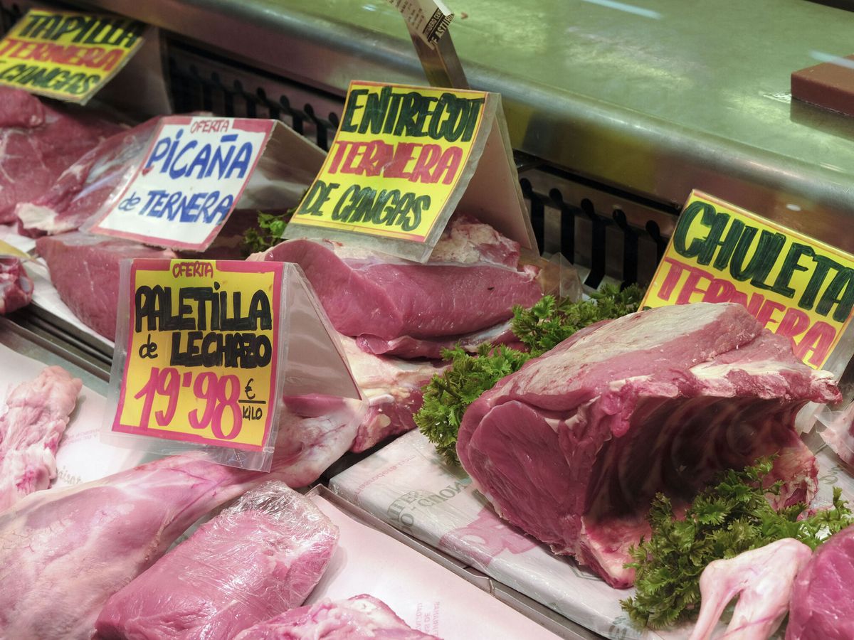 Foto: Piezas de carne en un mercado de Oviedo. (EFE/Paco Paredes) 