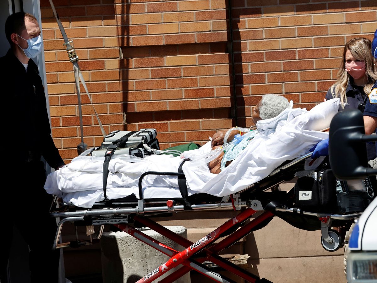 Foto: Un enfermo entra en un hospital de Nueva York. (Reuters)