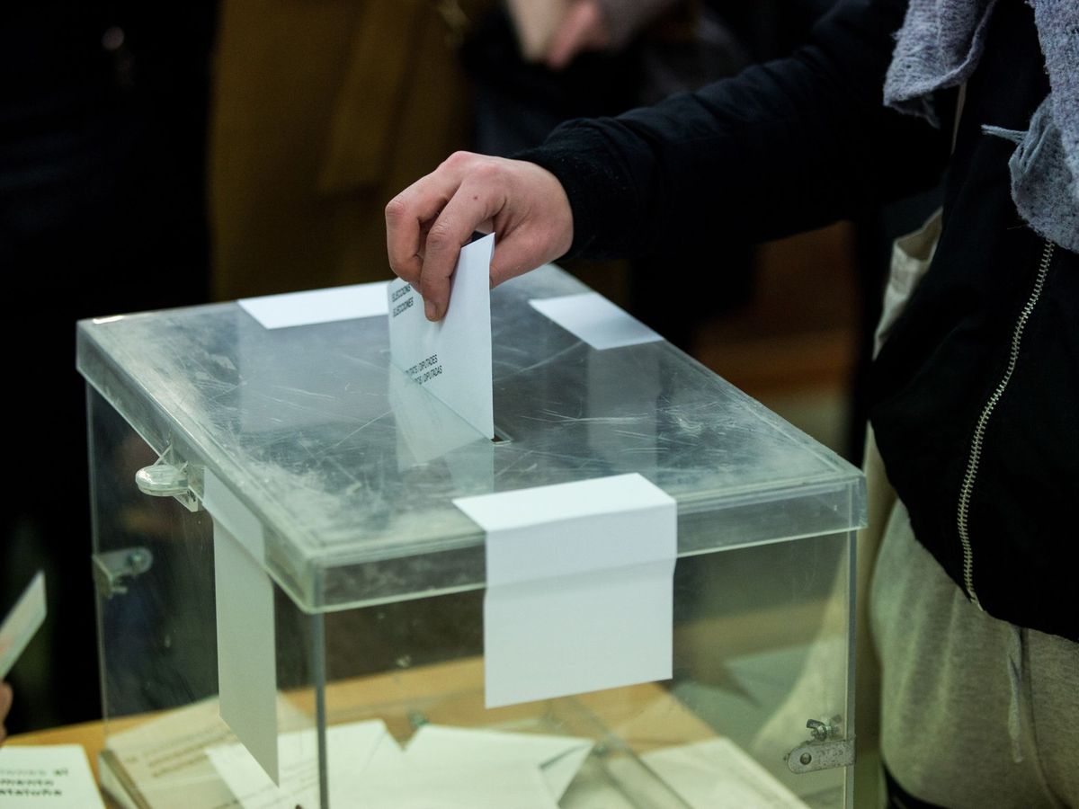 Foto: ¿A quién votar en las elecciones? Los candidatos que se presentan a las municipales (EFE/Enric Fontcuberta)