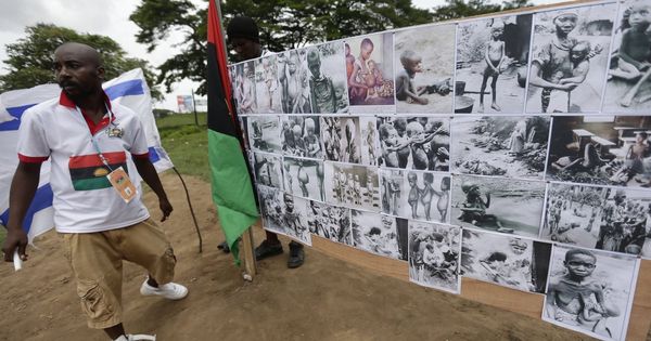 Foto: Vista de un mural con las fotos de las víctimas de la guerra de Biafra durante una manifestación para conmemorar la creación de este extinto Estado. (EFE)