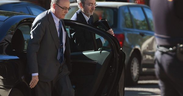Foto: Luis María Linde, exgobernador del Banco de España, a su llegada a la Audiencia 