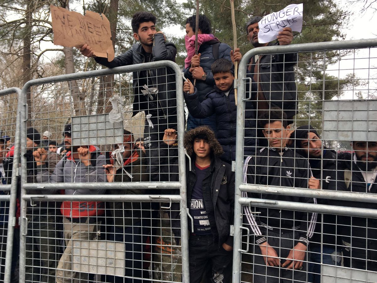 Foto: Migrantes esperan en tierra de nadie entre Turquía y Grecia (Reuters)