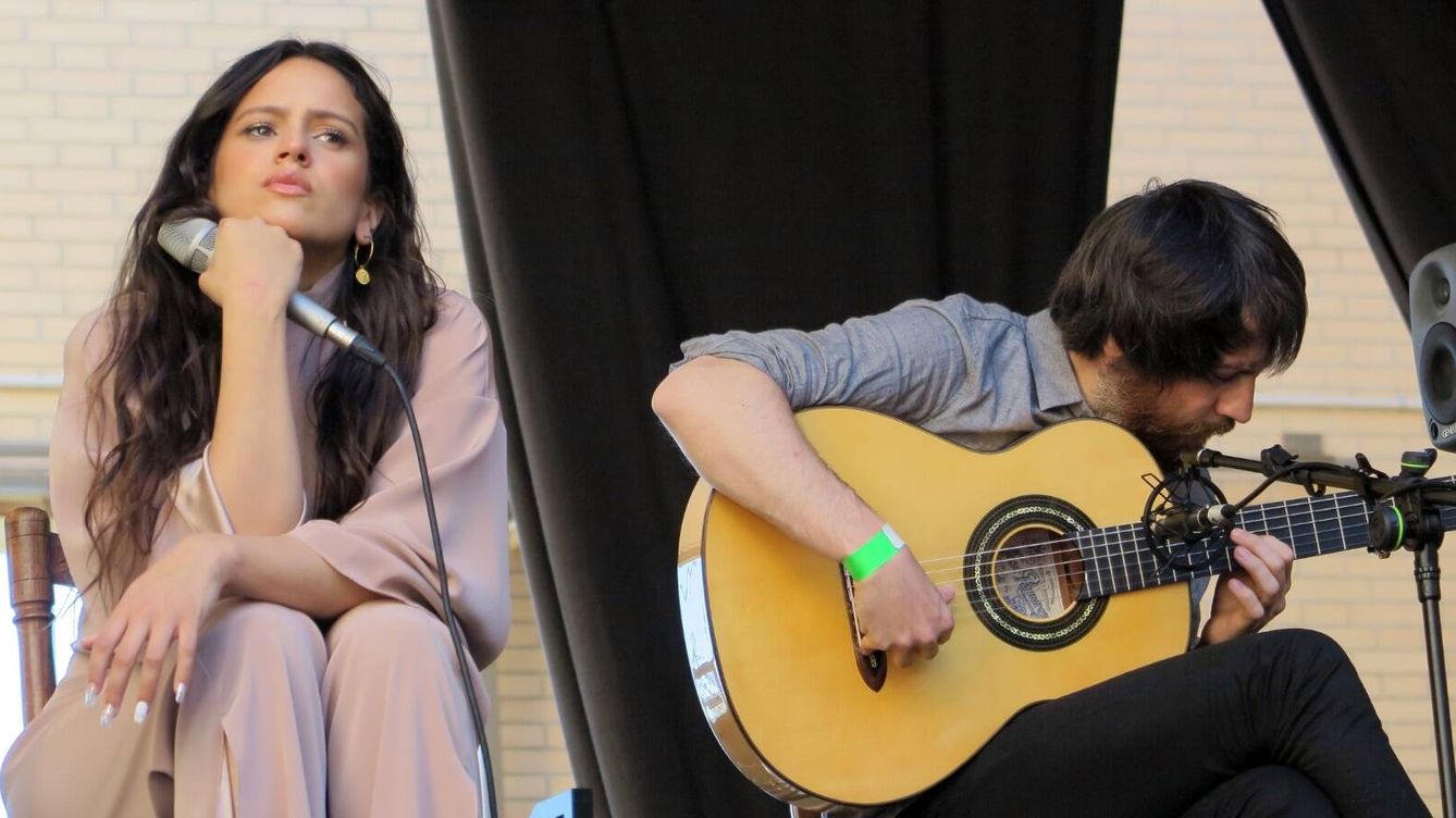 Foto: Rosalía y Raül Refree en 2017 en la actuación que ofrecieron en el festival Pops Marítims. (Paco Valiente) 