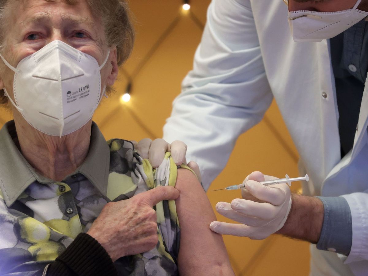 Foto: Una mujer recibe la vacuna. (EFE)