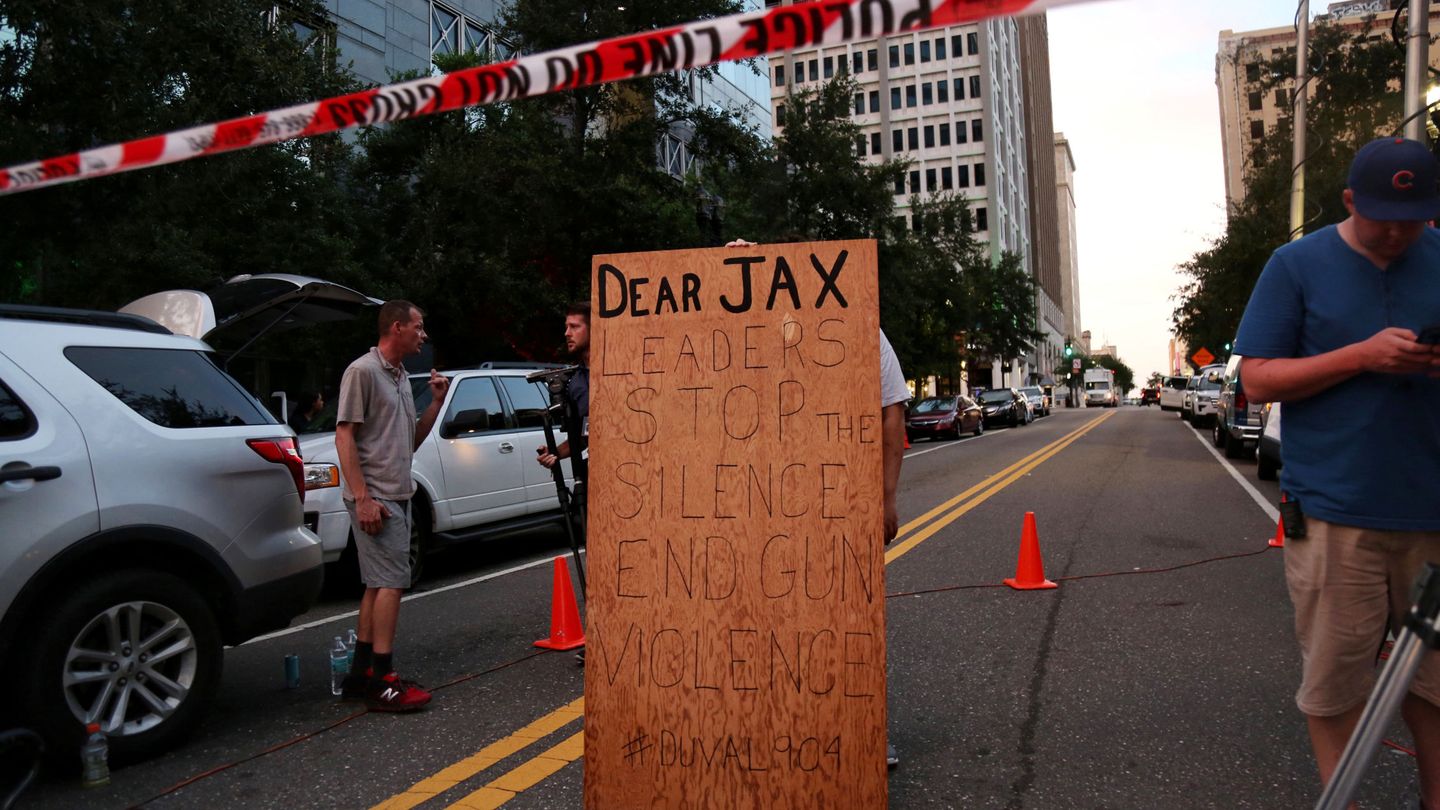 Un hombre se manifiesta a favor del control de armas frente al edificio en el que se produjo el tiroteo en Florida. (Reuters)