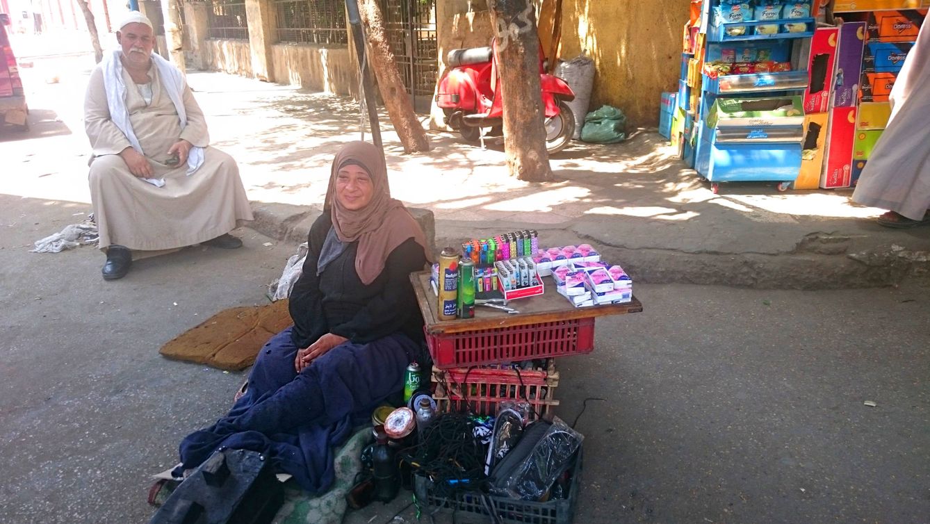Om Hassan, madre de cinco hijos, en el rincón donde trabaja, en El Cairo (Foto: Imane Rachidi).