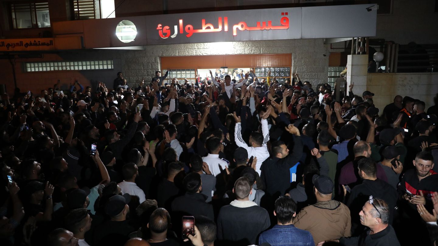 La gente se concentra a las puertas del hospital Al Arabi en Nablus. (EFE/ALAA BADARNEH)