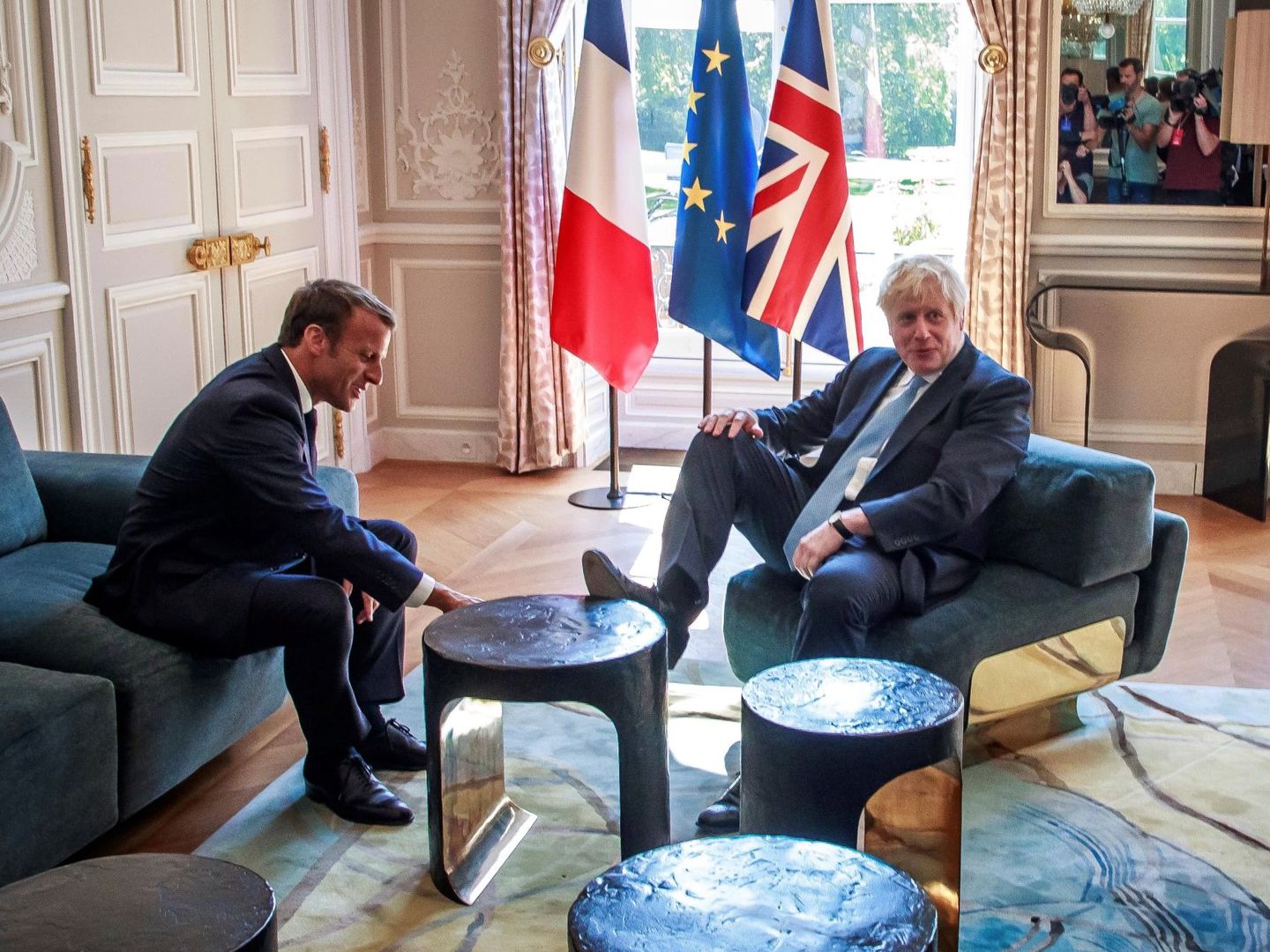 Emmanuel Macron y Boris Johnson en una reunión celebrada el año pasado en París. (EFE)