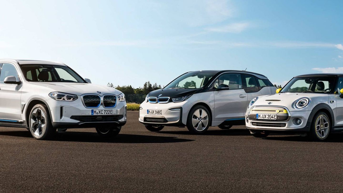 Tres etapas del coche eléctrico en el grupo BMW: pasado con i3, presente con el Mini Cooper SE y futuro con el iX3. 