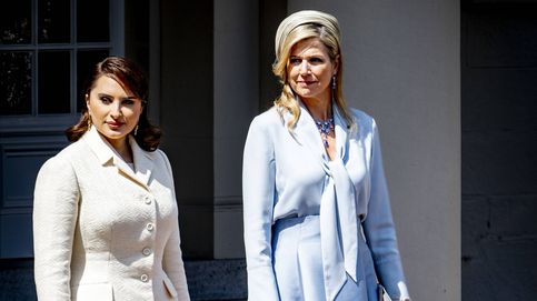 La elegancia de Máxima de Holanda en su encuentro con la jequesa de Catar: falda de vuelo, tocado y un impresionante collar de zafiros