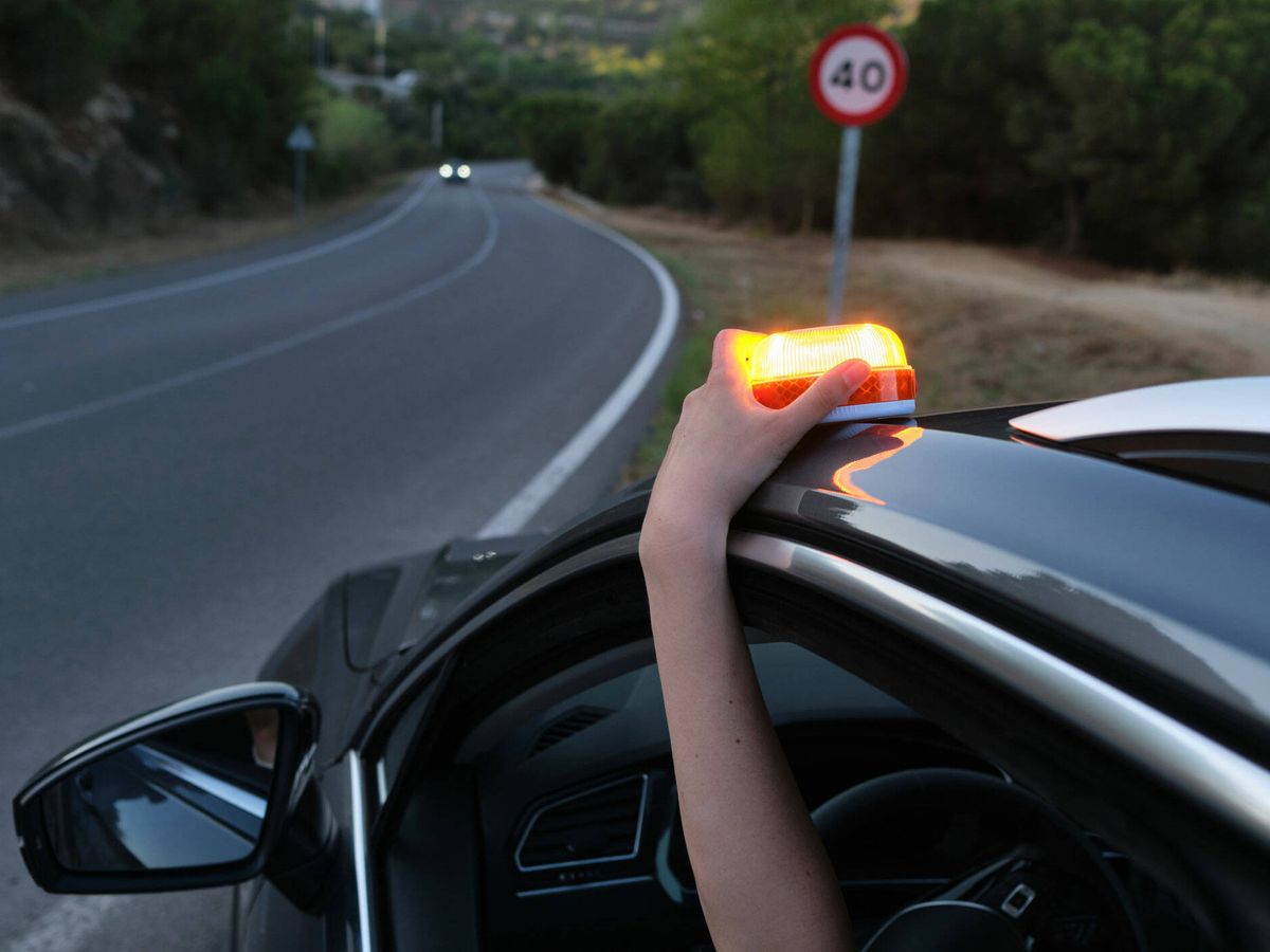 Foto: Las luces V-16 que la DGT te obligará a llevar en tu coche. (iStock)