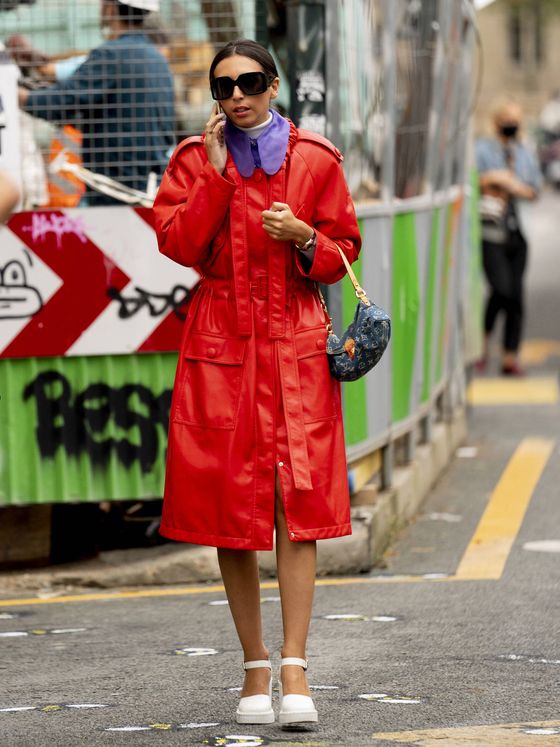 Look working con vestido rojo y zapatos de tacón. (Imaxtree)