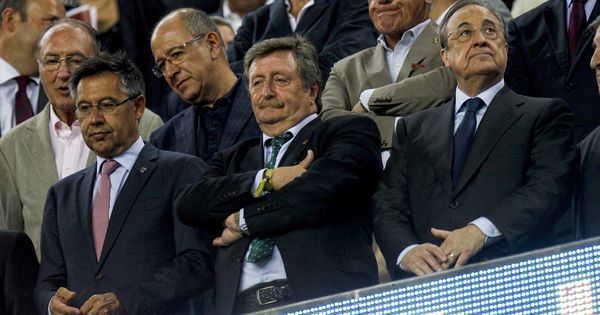 Foto: Florentino Pérez, junto a Juan Luis Larrea, presidente provisional de la RFEF, y Josep María Bartomeu, en el palco del Camp Nou. (EFE)