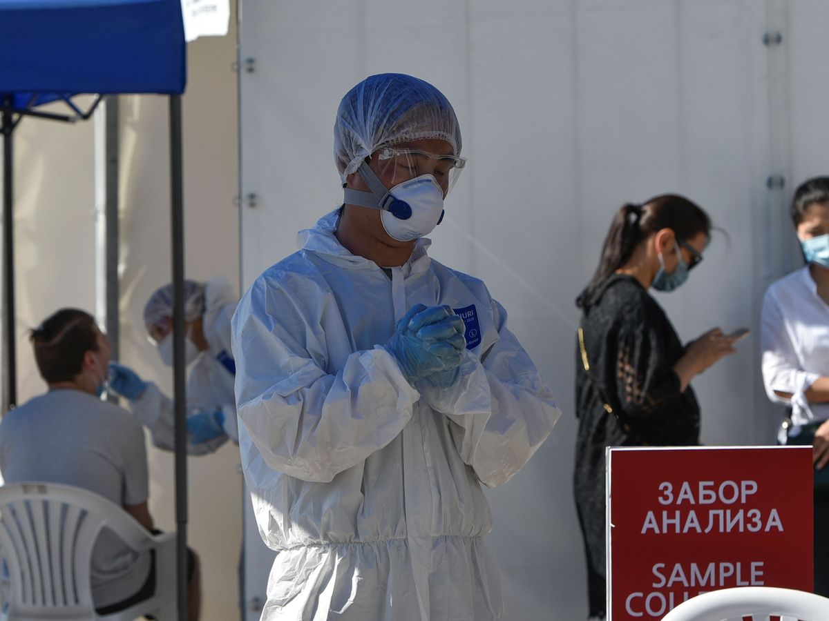 Foto: Un trabajador sanitario reza en una de las carpas para hacer pruebas de coronavirus en Almaty, Kazajistán (REUTERS) 