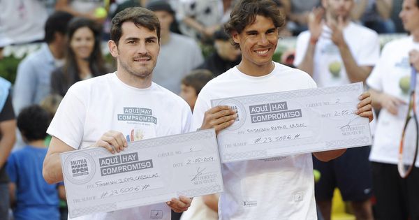 Foto: Iker Casillas y Rafa Nadal, durante un acto solidario en Madrid. (Reuters)