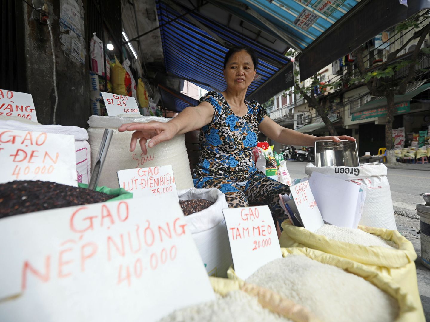 Una mujer vende arroz en un mercado de Vietnam. (Reuters)
