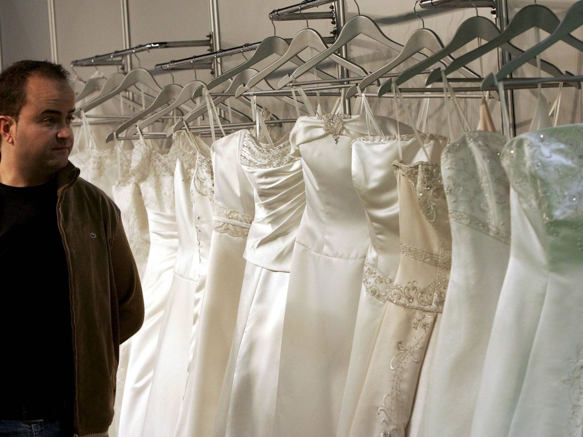 Foto: Imagen de archivo de trajes de boda en unos grandes almacenes. (EFE/Juan Carlos Cárdenas)